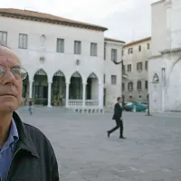 Pesnik, ki je raztrgal jezik