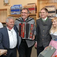 Harmonike Rutar, ki so jih trideset let izdelovali v Selu na Vipavskem, nanje pa igrajo glasbeniki po vsem svetu, ne bodo več “Made in Slovenia”. 