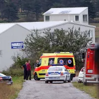Na divaškem letališču je strmoglavilo manjše letalo. V nesreči so umrle tri osebe. 