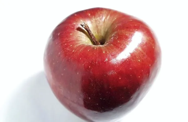 Izolski Rdeči križ deli jabolka