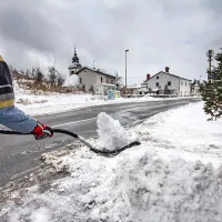 V sneg so bili ujeti tudi dovozi do hiš, ki so jih v Razdrtem takole čistili. 