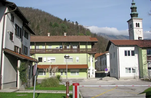 Stanovalci morajo zapornico po ukazu sodišča dvigniti. Spor pa še zdaleč  ni rešen. 