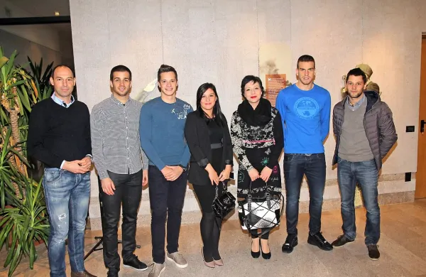 Pred prireditvijo so se pred objektiv postavili (z leve): Andrej Poljšak, Mitja Viler, Matej Palčič, Ana Perić, Lucija Mlinarič, Domen Črnigoj in Sašo Taljat.