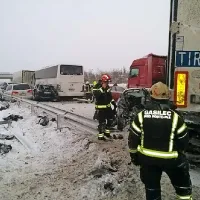 Trčilo je kar  52 vozil, v katerih je bilo 120 ljudi. Policisti bodo težko ugotovili, kdo je prvi trčil in zakaj.  