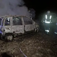 V Ročah sta v noči na soboto goreli dve vozili, tudi intervencijsko  vozilo policije. 