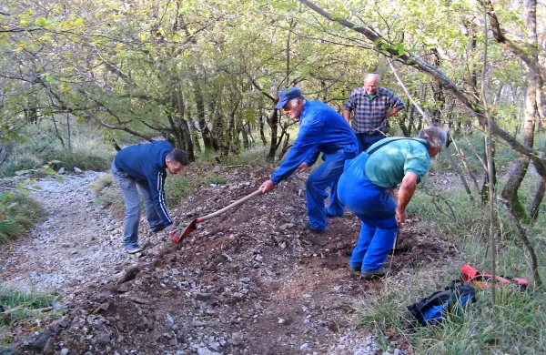 Markacisti in prostovoljci Obalnega planinskega društva so za sanacijo poti na Slavniku porabili 140 ur in opravili približno polovico dela. Kar 1600 ur pa so letos čistili, označevali in vzdrževali 173 kilometrov planinskih poti na svojem območju.  