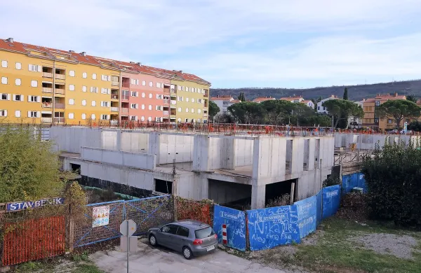 Nedokončan poslovno-stanovanjski objekt v Izoli je ena izmed redkih nepremičnin, od kupnine katere bo stečajni upravitelj lahko del denarja namenil za poplačilo nekdanjih delavcev Stavbenika.