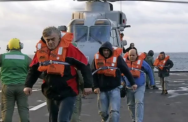 Zoran Koron (v sredini) je bil  med zadnjimi, ki so ga s helikopterjem potegnili s palube s trajekta v plamenih. 