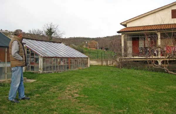 Družina Giorgia Dellosta se je že izselila iz hiše v Luciji, ki jo bo vzela hitra cesta. Zdaj se dogovarjajo še o odškodnini za sadno drevje in drugo, kar so posadili v okolici.  