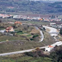 Hitra cesta Koper-Izola je “obtičala” v Pivolu. Dars še ni  izbral izvajalca za dokončanje tega odseka. Počakati mora na odločitev Državne revizijske komisije glede pritožbe koprskega CPK. 