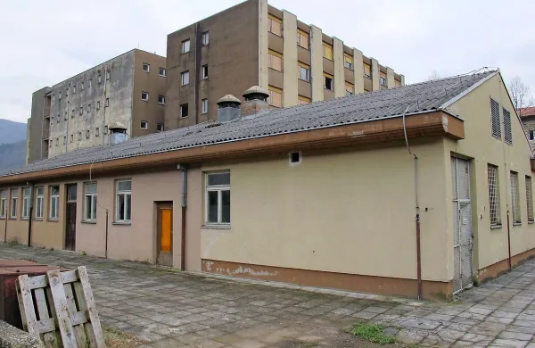 Pritlični del propadajoče stavbe v Desklah naj bi namenili starejšim.