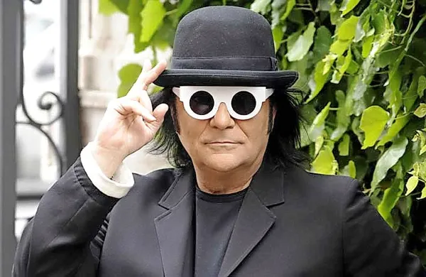 Renato Zero tudi tokrat vzbuja pozornost.