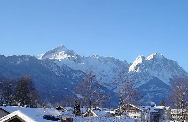 Prireditelji novoletne skakalne turneje 2014/15 se srečujejo z nenavadnimi izzivi. Potem ko je slabo vreme prestavilo prvo tekmo v Oberstdorfu, je danes priprave na drugo tekmo v Garmisch-Partenkirchnu zmotila še nenavadna prometna nesreča, ki pa na