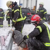 Da so lahko rešili truplo Švicarja in preživelega voznika iz tuarega (v ozadju), so morali gasilci odrezati del odbojne ograje.