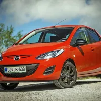 Mazda 2 je še vedno prikupen avtomobilček - prevsem za 
mlade. 