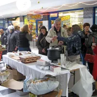 V mrazu je še najmanj škodljiv kozarček kuhanega vina ali čaja z rumom.