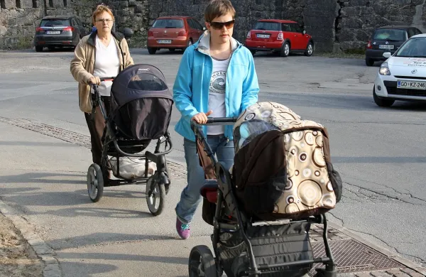 Ker virusi prežijo zlasti v zaprtih prostorih, pediatri mamicam svetujejo, naj dojenčke v lepem vremenu peljejo na sveži zrak, ne pa v nakupovalni center. 