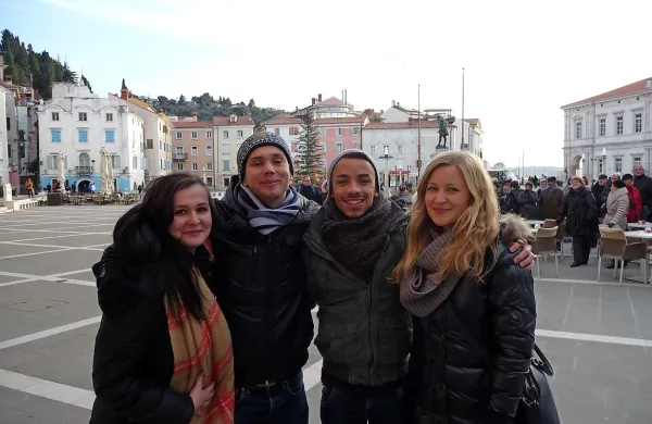 Domačinki sta mladima Francozoma razkazali Piran.