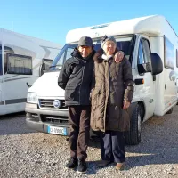 Ariano Fabbri in Gabriella Bertacini pred  njunim avtodomom.
