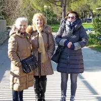 Ana Ločniškar (desno) s prijateljicama.