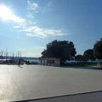 Portoroška ploščad je včeraj ob 12. uri  samevala. Kot bi bil običajen zimski dan ...    