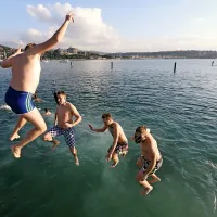 Fotografija ni nastala poleti, pač pa 1. januarja, ko je v morju v Portorožu skočilo kar 380 pogumnežev.  