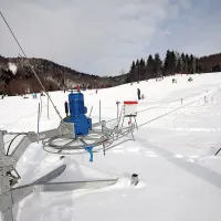 Sneg je, obiskovalci tudi, le nova vlečnica ne dela, ker je niso priključili na elektriko ...