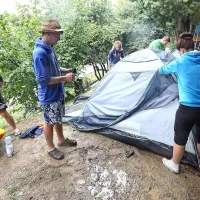 Poletje je bilo klavrno, mokro, kislo, bolj hladno kot vroče ... Marsikomu je vreme pokvarilo načrte in prizori prezgodnjega pospravljanja premočenih šotorov niso bili nobena redkost.