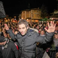 Zmagovalca televizijskega šova   Gostilna išče šefa Valeria Lutmana je v njegovem domačem Šempetru pričakala množica sokrajanov.