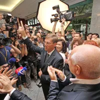 V prvi polovici leta je bilo ogromno debat o primernosti izvedbe parlamentarnih volitev poleti, ko so ljudje na dopustu. Na koncu smo šli na volišča 13. julija, največ podpore pa je prejel novinec v visoki politiki Miro Cerar.