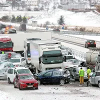 Konec leta mineva v senci tragične prometne nesreče pri Postojni, ko je zadnjo nedeljo v letu trčilo več kot 50 vozil, eden od udeležencev v nesreči pa je  umrl.