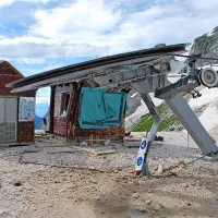 Začelo se je na Kaninu, kmalu se je pričakovano razširilo še na Bovec: kriza v posoškem turizmu je precejšnja. In ne kaže, da se bo - vsaj kar zadeva zimski del leta - kaj kmalu izboljšalo. Te dni je snega obilo, naprave na Kaninu pa polomljene