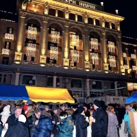  Novo leto v Portorožu, stojnice pred hotelom Kempinski.  Najbolj je šlo  promet kuhano vino.