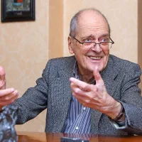 Pavle Merku, skladatelj, etnomuzikolog in jezikoslovec: “10. maja 2004 sem končal svojo zadnjo skladbo. Uspela je lepo, izvaja se. Ko sem se naslednje jutro zbudil, sem začutil, da nekaj ni v redu z mojo glavo, z mojimi možgani. Nehal sem komponirati,