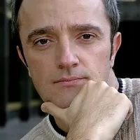 Vlado Azinović, zgodovinar in politolog iz Sarajeva: “Celo če bo poskus fizične nevtralizacije Islamske države v Iraku in Siriji uspešen, to ne bo dovolj za poraz te skupine. Njena ideologija je že globalna in bo torej nujno treba nekako ukrepati, da bi