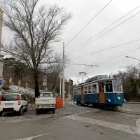  Pri obelisku je razgled na mesto in okolico občudoval že Srečko Kosovel. “Od obeliska vidiš Trst in morje; slika stoji pred očmi, samo slika, zastrta s pajčolanom tvorniškega dima,” je zapisal. 