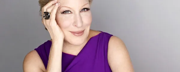        Smo že mislili, da se med samimi dedci s kitarami ne bo našla niti ena sama jubilantka, pa smo jo le našli. Na Havajih rojena Bette Midler, ki bo sedem desetletij dopolnila 1. decembra, je uspešna tako v glasbenih kakor igralskih vodah. Konec