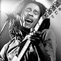      Njegovi ritmični pozivi k miru in sobivanju različnih bi nam prav prišli tudi danes.   Bob Marley, jamajški pionir reggaeja in rastafarijanec,  bi 70-letnico praznoval 6. februarja, a ga je rak pokosil že leta  1981. V letih 1963-1974 je plodno