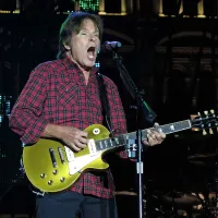 Malokdo iz njegove  generacije je še zmeraj tako krepak kakor Američan John Fogerty. Pevec in kitarist, ki  bo okrogli jubilej praznoval 28. maja, je ogromno naredil za sloves “močvirskega” rocka in karirastih srajc. 
Z bendom Creedence Clearwater
