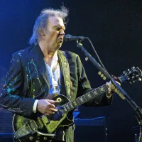 Njegovo življenje je že viselo na nitki, pa se ni predal. Neil Young,  ki bo jubilej slavil 12. novembra, se je rodil v Kanadi, se udomil v Kaliforniji, sprva zaslovel z bendom Buffalo Springfield, kasneje še s CSN&Y, se izmojstril tako v akustični,