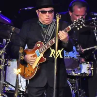 Na zadnji avgustovski dan bo praznoval Irec Van Morrison, sredi šestdesetih let  pevec benda Them, v katerem je skoval tudi uspešnico Gloria, dolga desetletja pa eden največjih svetovnih kantavtorjev. V našem okolišu je bil nazadnje pred enajstimi 