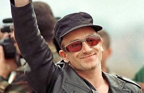 Pevec rock skupine U2 Bono morda ne bo več igral na kitaro, potem so so mu zaradi novembrske kolesarske nesreče komolec okrepili s ploščicami iz titana.
