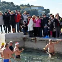 V Rabcu tradicionalno novoletno kopanje pospremijo s &scaron;ampanjcem