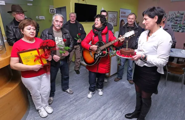 Branki Trbovič (levo) je  Branka Požar z izolskega Rdečega križa izročila torto, Marjetka Popovski pa ji je zapela ob kitari.