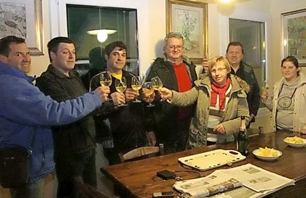 Zoran Koron v sredini v družbi sorodnikov in sodelavcev