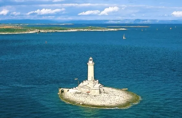 Družbe Marathon Oil, OMV, Eni, Medoilgas in Ina so dobile dovoljenja za raziskave in izkoriščanje nafte in plina na desetih lokacijah v hrvaškem delu Jadranskega morja.