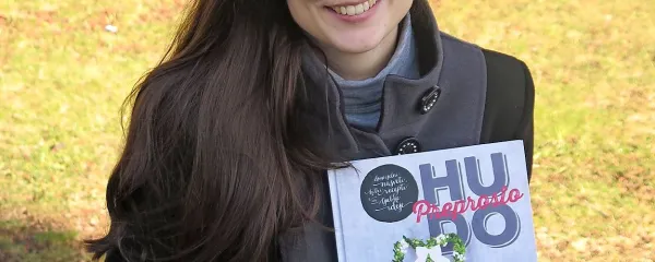 Tjaša Brajdih s knjigo Hudo preprosto