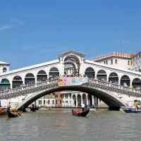 Rialto v Benetkah je najprepoznavnejši most na svetu. 