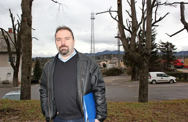 Jernej Tominc, predstavnik civilne iniciative Prestranek, je izpostavil, da krajane zlasti skrbi skupen učinek baznih postaj, saj imajo na Prestranku že tri.