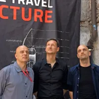  Beneški bienale arhitekture 2014 se bo v slovensko zgodovino vpisal, ker smo se  prvič  predstavili v slovitem Arsenalu - s projektom avtorjev Dragana Živadinova (levo) in Mihe Turšiča (desno) z naslovom Problem vožnje po vesolju - Supre: arhitektura. 